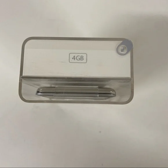 AppleiPod Nano 4 GB Silver 3rd Gen NEW NIB